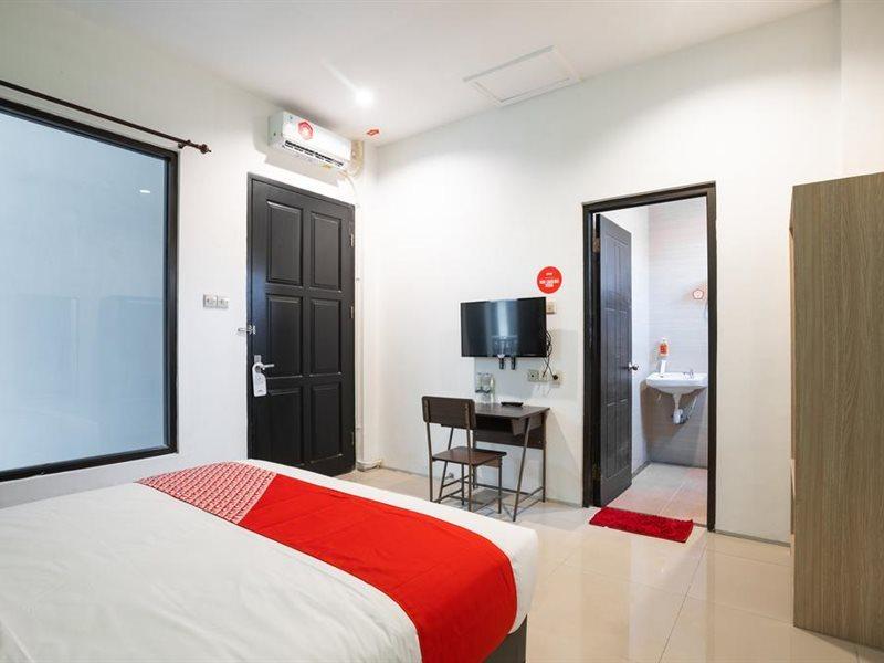 Oyo Flagship 1575 Urban 18 Hotel Surabaya Exterior photo