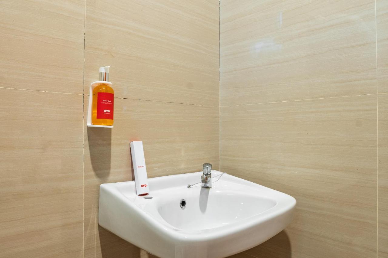 Oyo Flagship 1575 Urban 18 Hotel Surabaya Exterior photo