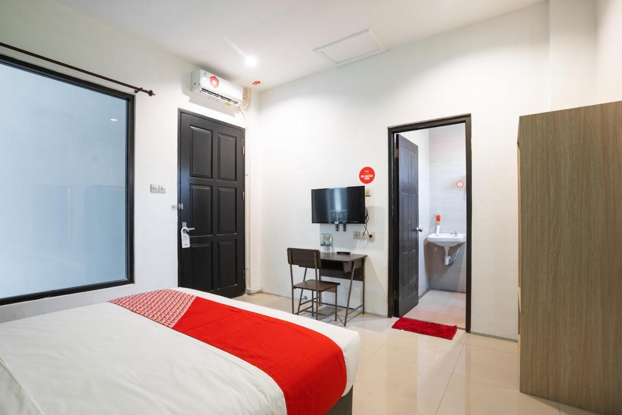 Oyo Flagship 1575 Urban 18 Hotel Surabaya Exterior photo
