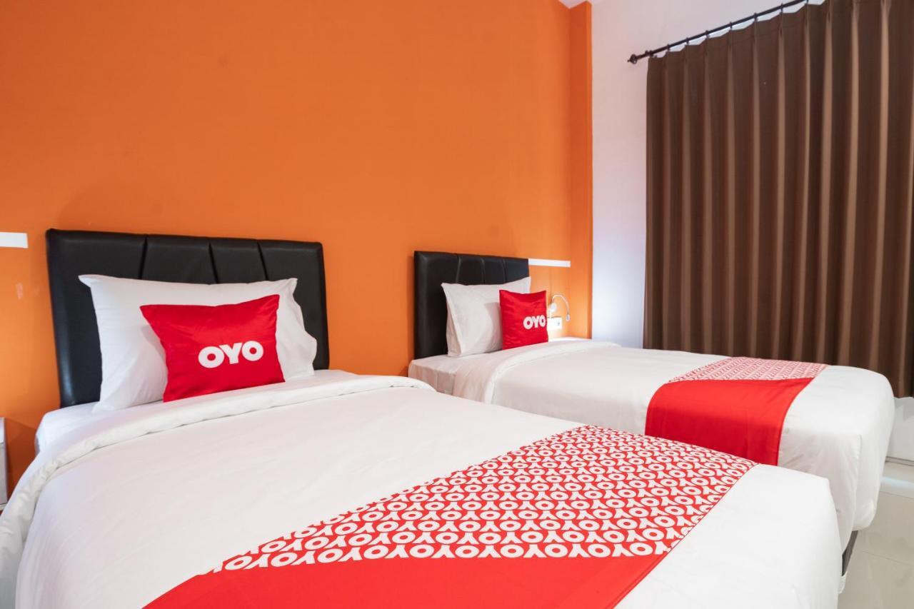 Oyo Flagship 1575 Urban 18 Hotel Surabaya Exterior photo